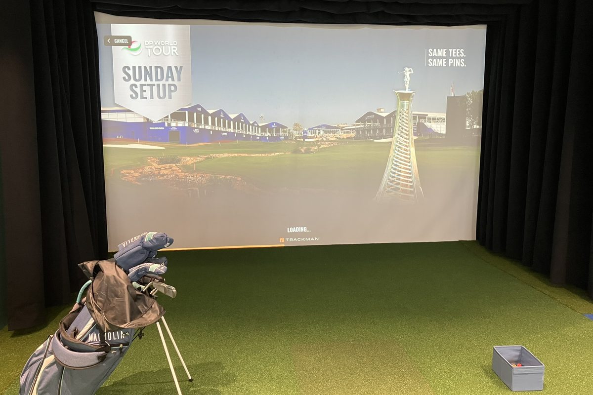 Pole DP World Tour Championship na ekranie symulatora golfowego w Wiązownie