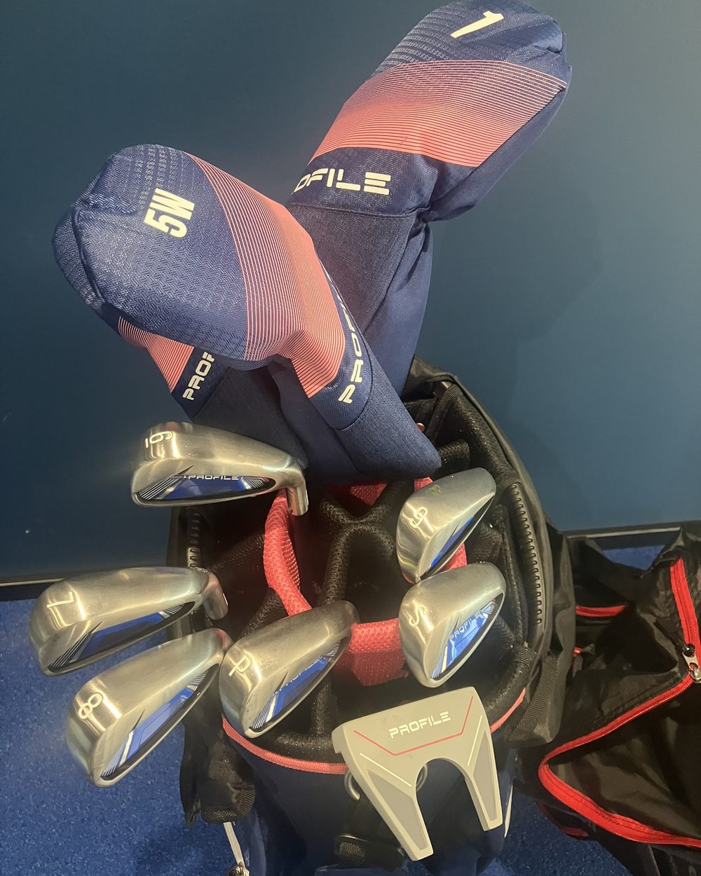 Headcovery i irony Wilson Profile w torbie golfowej do wypożyczenia