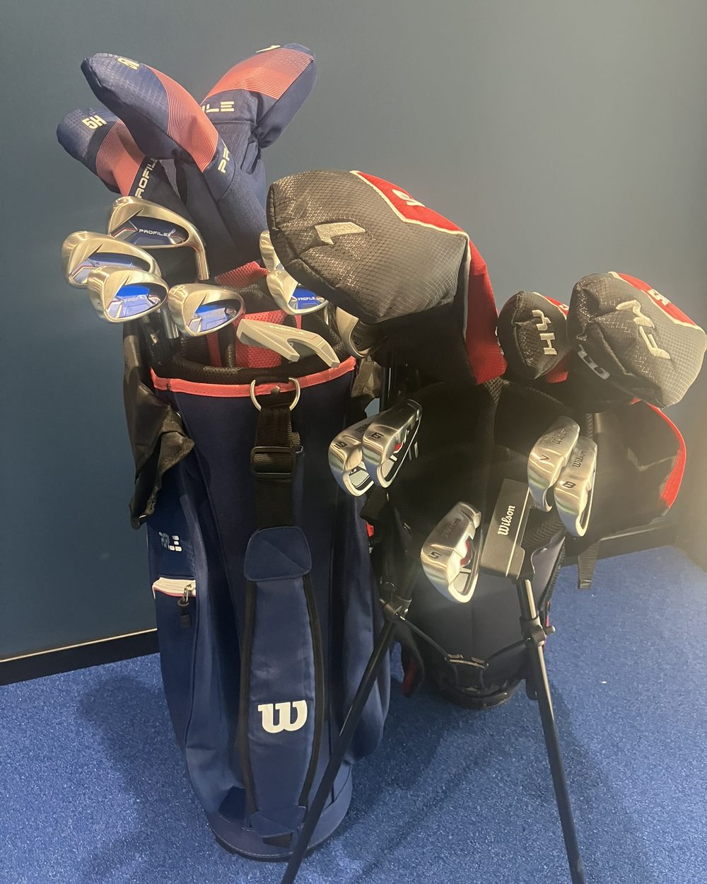 Zestawy kijów golfowych do wypożyczenia w Screen Golf Wiązowna
