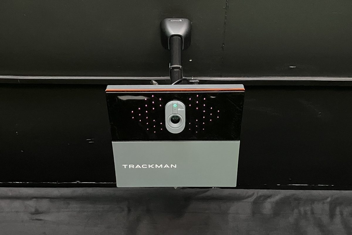 Radar Trackman iO zamontowany pod sufitem symulatora Screen Golf w Wiązownie
