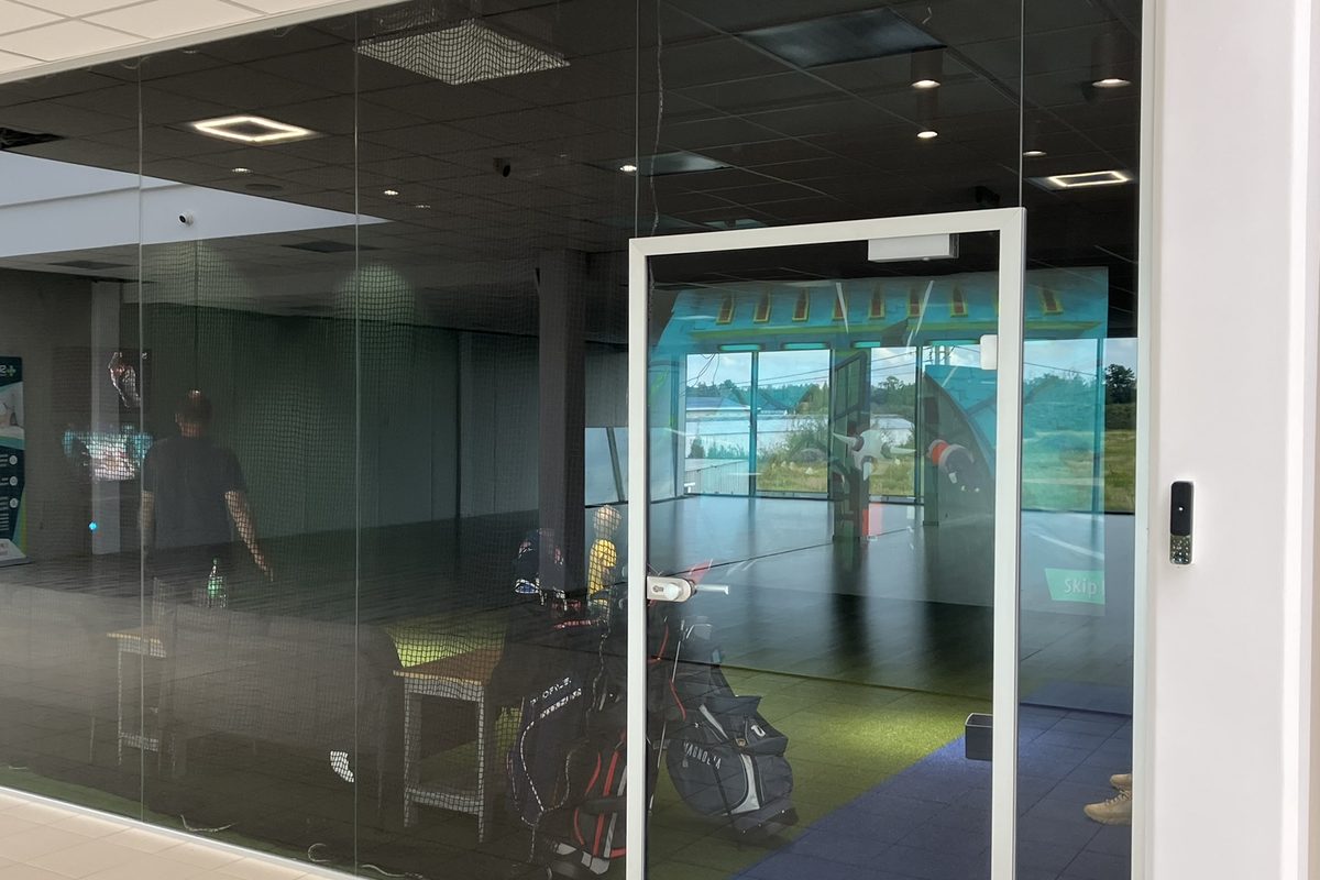 Wejście do Screen Golf w pasażu JARTON, ul. Lubelska 78/D07 w Wiązownie